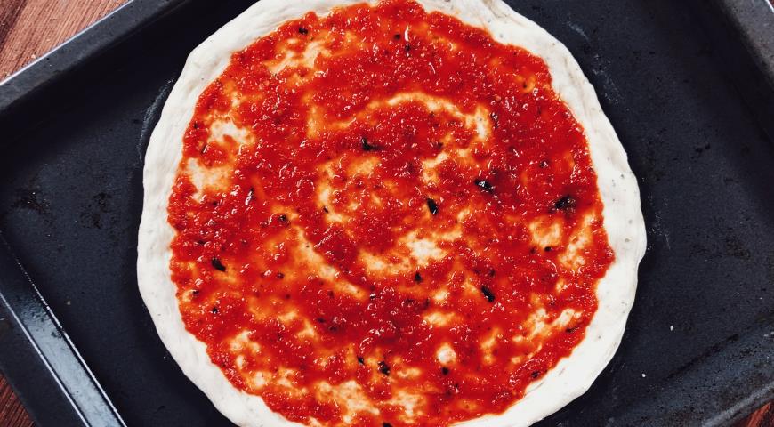 Фото приготовления рецепта: Пицца пепперони, шаг №11