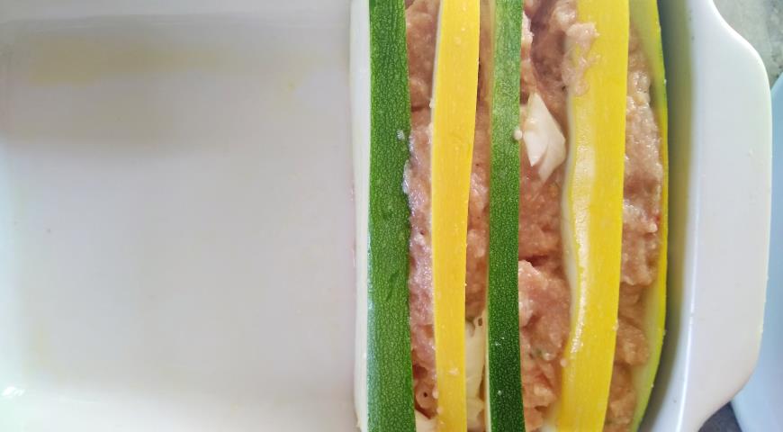 Фото приготовления рецепта: Кабачки, запеченные с мясом Полосатый рейс, шаг №3