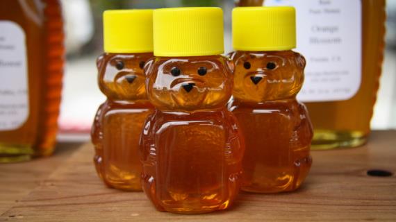Кто придумал для мёда бутылочку в форме медведя и как зовут этого медового медвежонка