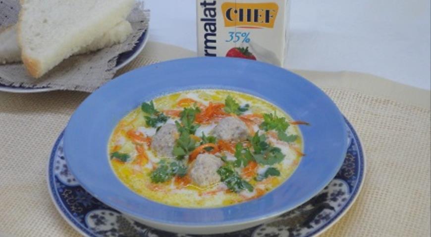 Фото приготовления рецепта: Сливочный суп с фрикадельками, шаг №7