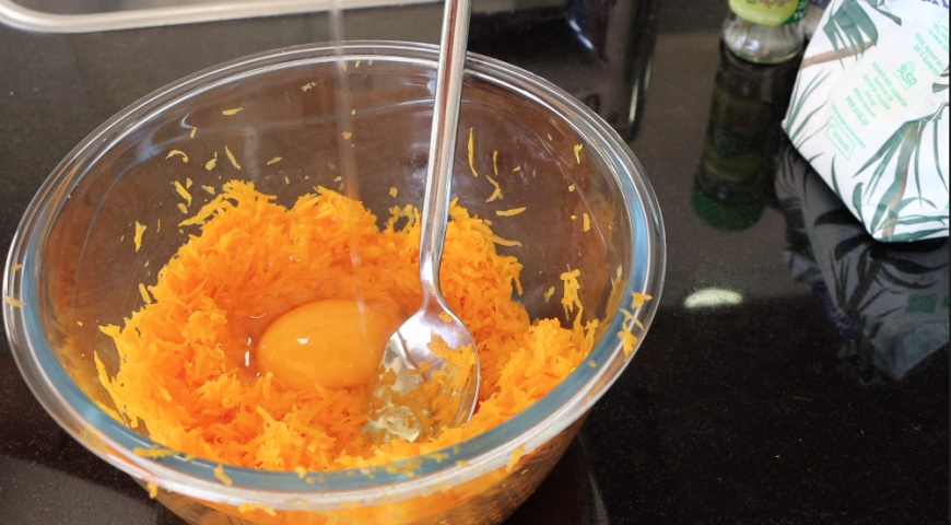 Фото приготовления рецепта:  Есть тыква и яйца? Приготовьте это потрясающее блюдо из тыквы!, шаг №1