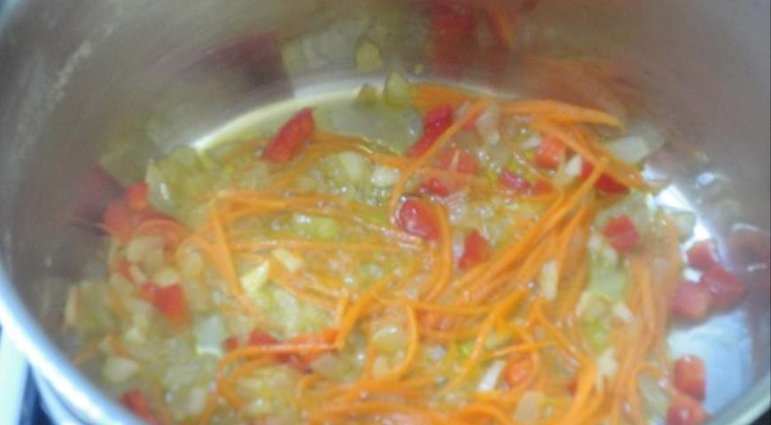 Фото приготовления рецепта: Сливочный суп с фрикадельками, шаг №4