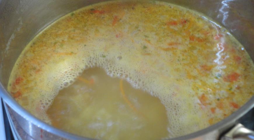 Фото приготовления рецепта: Сливочный суп с фрикадельками, шаг №5