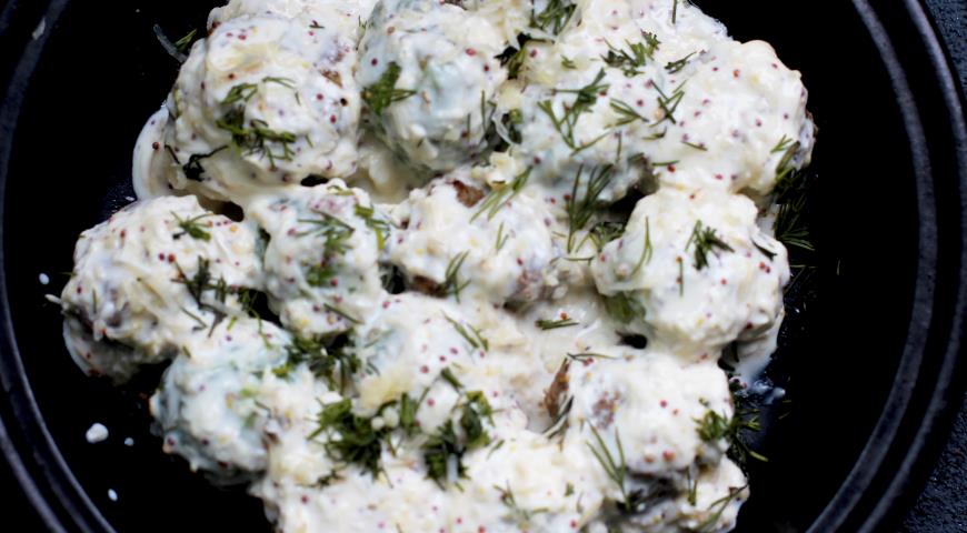 Фото приготовления рецепта: Фрикадельки, запеченные в духовке с брюссельской капустой, шаг №2