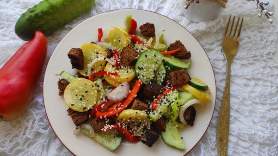 Овощной салат с кабачком, болгарским перцем и домашними сухариками