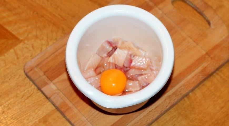 Фото приготовления рецепта: Фрикадельки из белой рыбы в соусе, шаг №2
