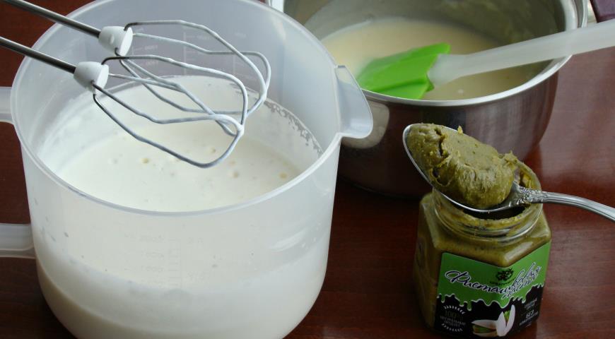 Фото приготовления рецепта: Муссовый торт Фисташка - клубника, шаг №11