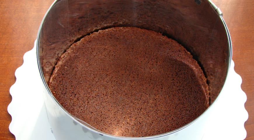 Фото приготовления рецепта: Муссовый торт Фисташка - клубника, шаг №8