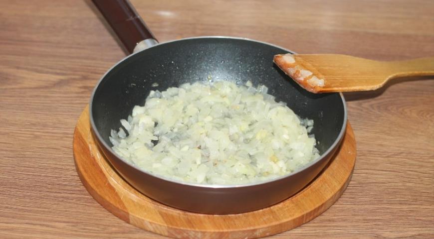Фото приготовления рецепта: Ежики с рисом в сливочном соусе, шаг №4