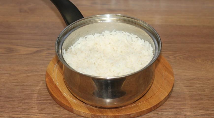 Фото приготовления рецепта: Ежики с рисом в сливочном соусе, шаг №3
