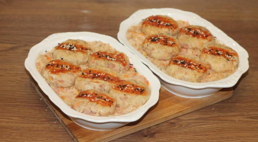 Фото приготовления рецепта: Ежики с рисом в сливочном соусе, шаг №14