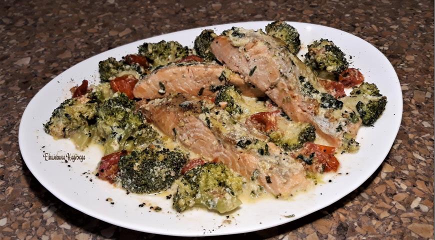 Фото приготовления рецепта: Лосось в сливках с брокколи, шпинатом, и помидорами черри, шаг №5