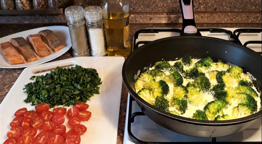Фото приготовления рецепта: Лосось в сливках с брокколи, шпинатом, и помидорами черри, шаг №4