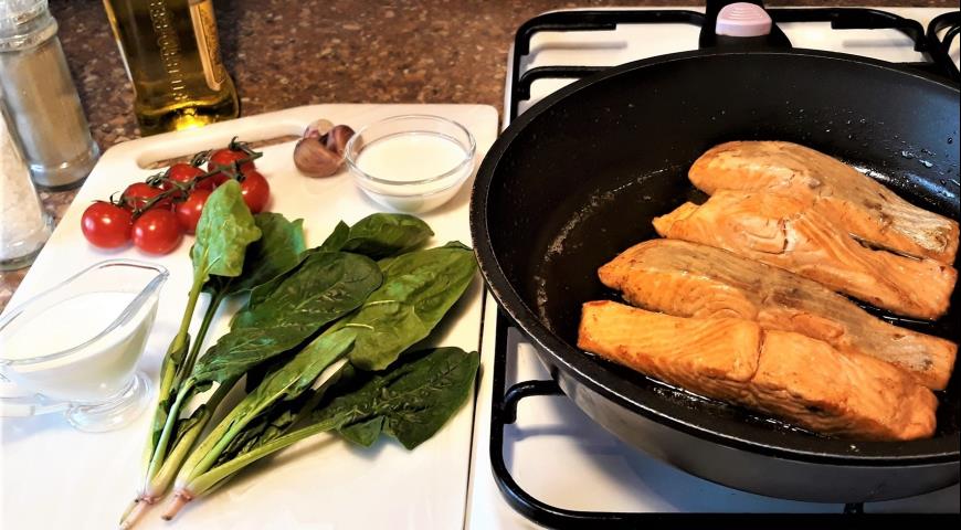 Фото приготовления рецепта: Лосось в сливках с брокколи, шпинатом, и помидорами черри, шаг №3