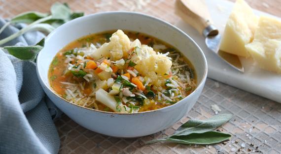 Суп с цветной капустой и шалфеем из Канавезе, рецепт