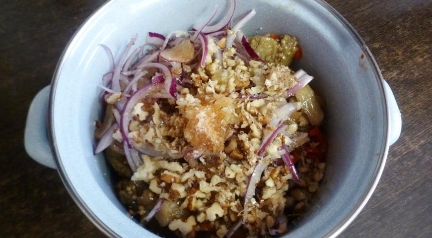 Фото приготовления рецепта: Салат из запечёных баклажанов с грецкими орехами, шаг №6