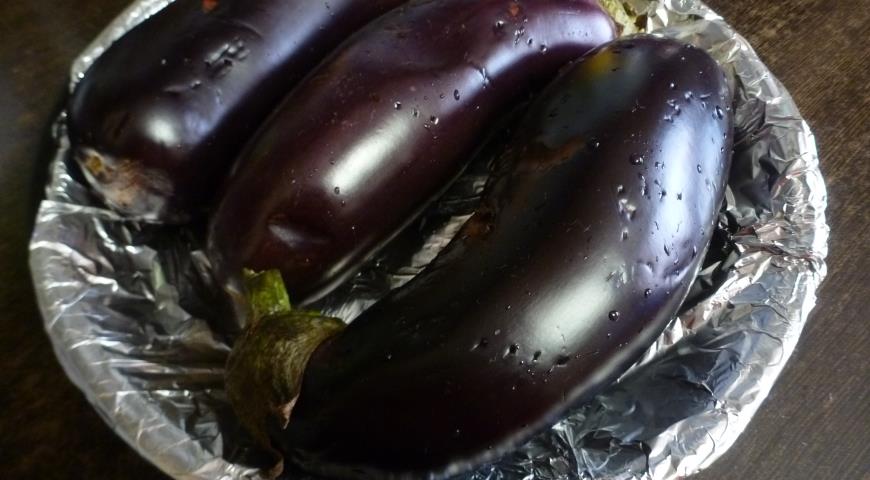Фото приготовления рецепта: Салат из запечёных баклажанов с грецкими орехами, шаг №1