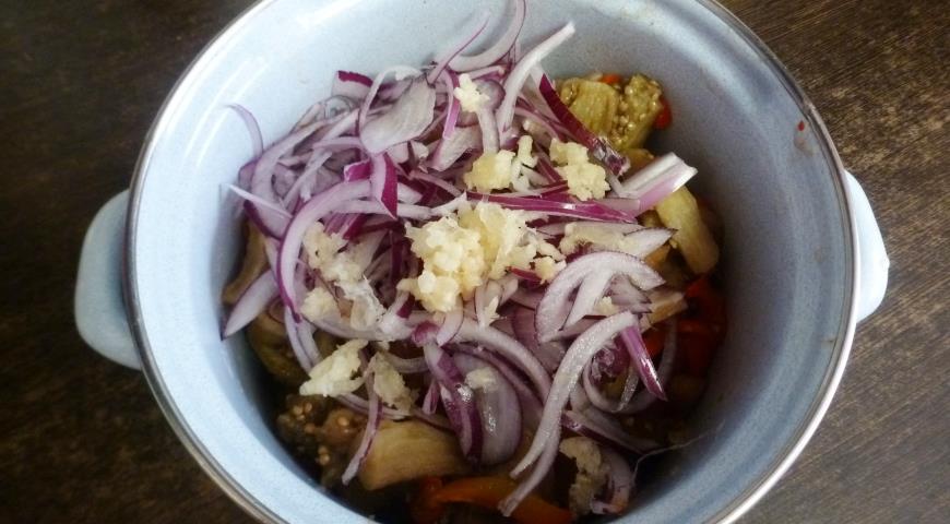 Фото приготовления рецепта: Салат из запечёных баклажанов с грецкими орехами, шаг №5