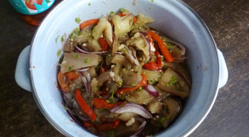 Фото приготовления рецепта: Салат из запечёных баклажанов с грецкими орехами, шаг №7