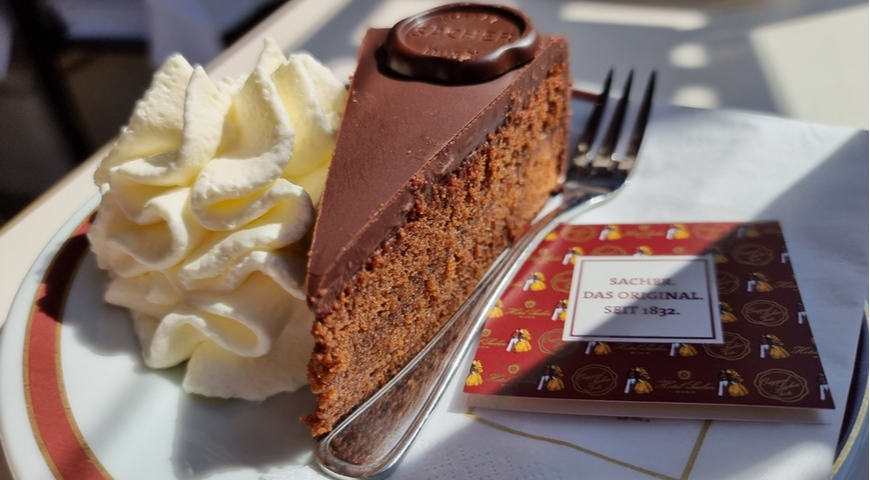 Шоколадный торт Захер, сделанный в одноимённом отеле