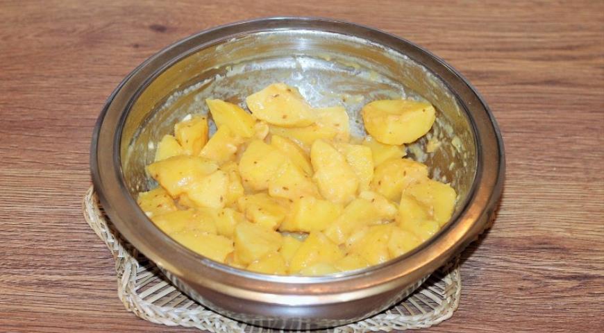 Фото приготовления рецепта: Курица с картофелем в сырном кляре, шаг №6