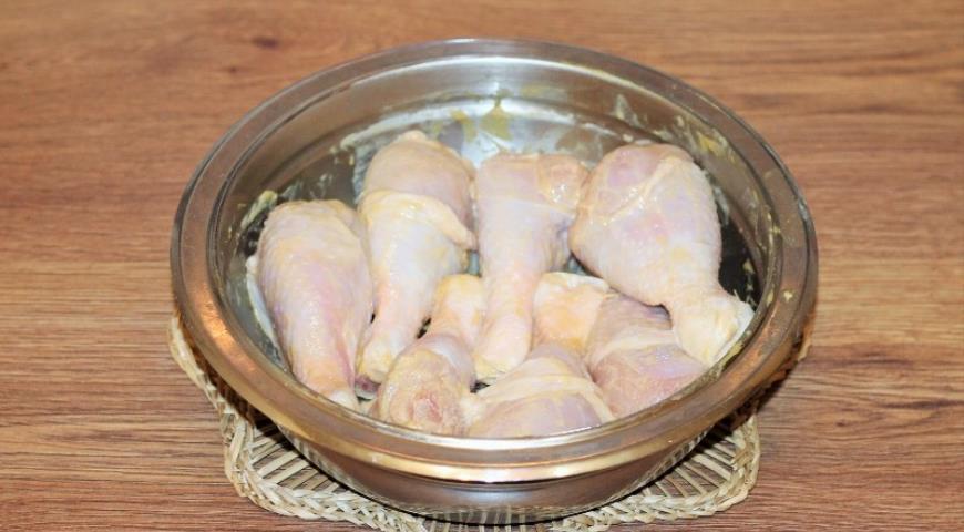 Фото приготовления рецепта: Курица с картофелем в сырном кляре, шаг №1