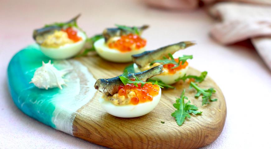 Фото приготовления рецепта: Фаршированные яйца с икрой и шпротами, шаг №2