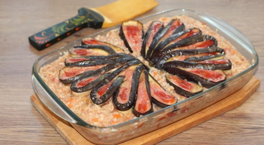Фото приготовления рецепта: Баклажан запеченный в томатном соусе, шаг №17