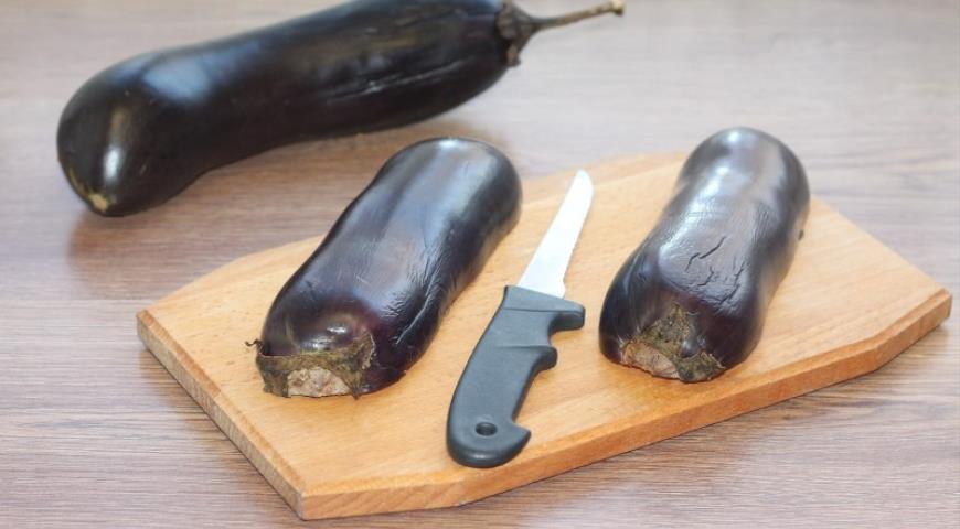 Фото приготовления рецепта: Баклажан запеченный в томатном соусе, шаг №3