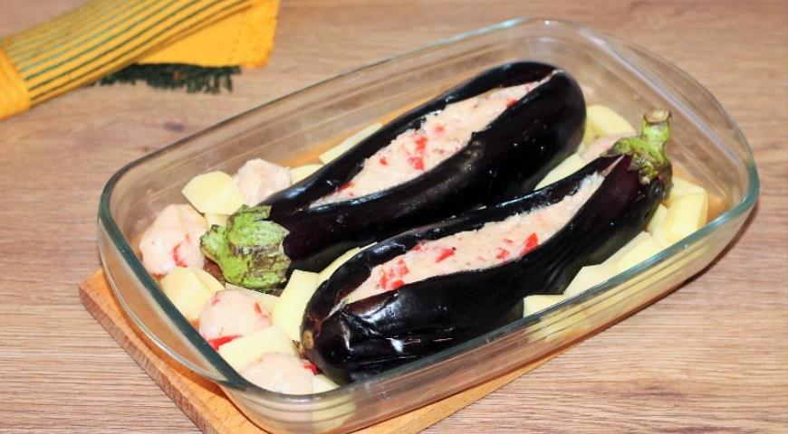 Фото приготовления рецепта: Баклажановые лодочки с начинкой под соусом, шаг №17