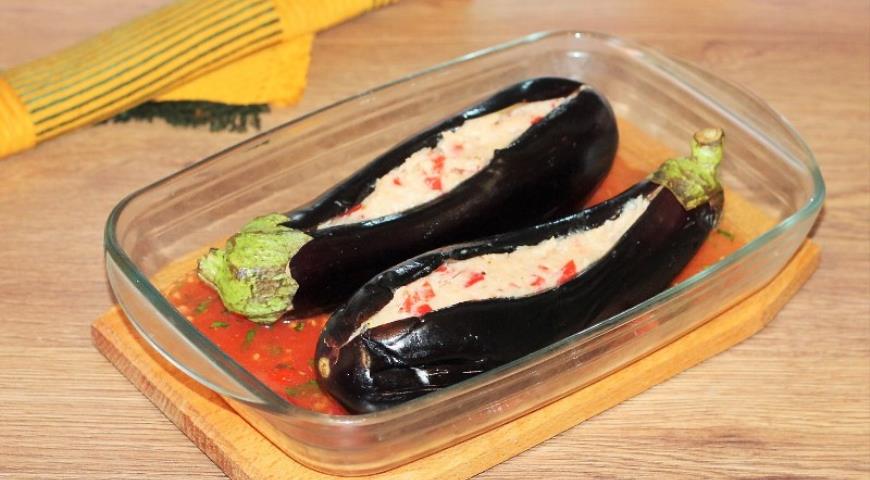 Фото приготовления рецепта: Баклажановые лодочки с начинкой под соусом, шаг №16