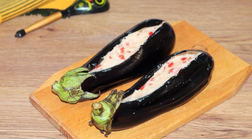 Фото приготовления рецепта: Баклажановые лодочки с начинкой под соусом, шаг №10