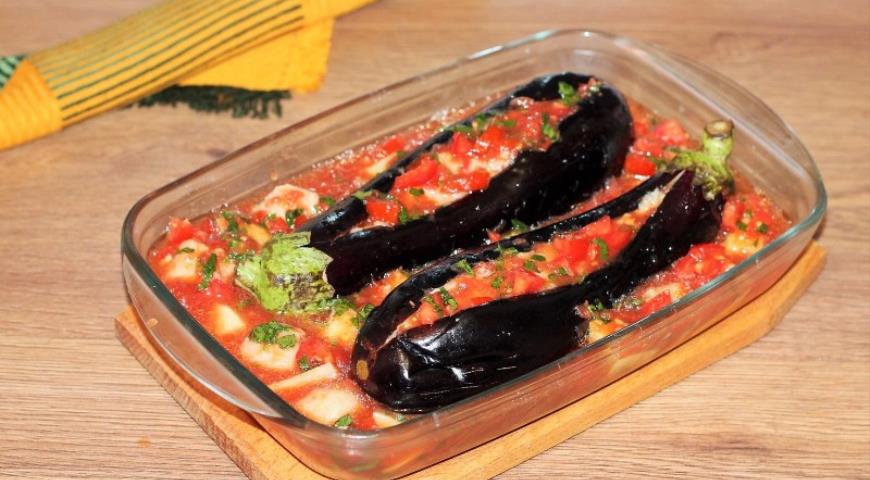 Фото приготовления рецепта: Баклажановые лодочки с начинкой под соусом, шаг №18
