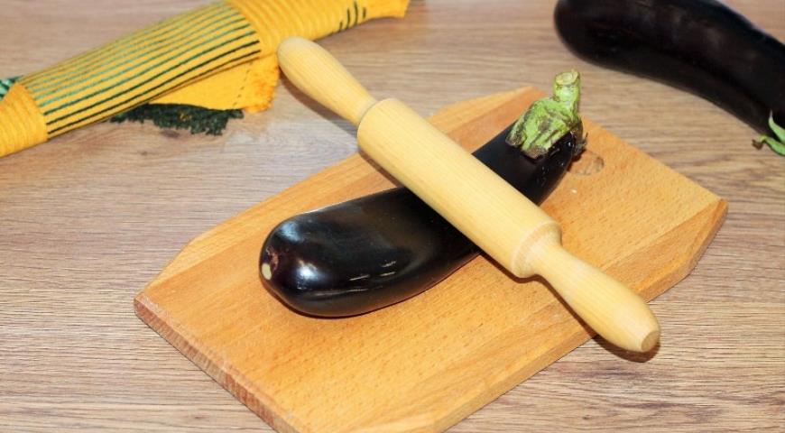 Фото приготовления рецепта: Баклажановые лодочки с начинкой под соусом, шаг №1