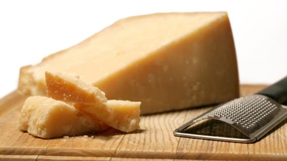 Почему не нужно выбрасывать съедобные сырные корки