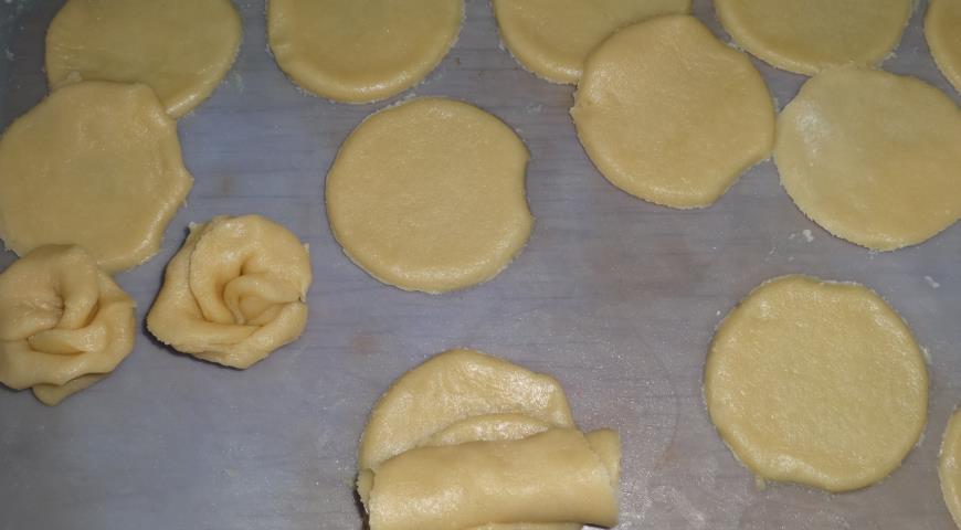 Фото приготовления рецепта: Печенье "Снежные розы", шаг №8