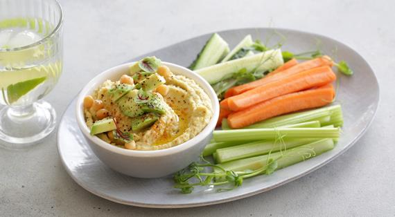 Хумус из авокадо с морковными палочками