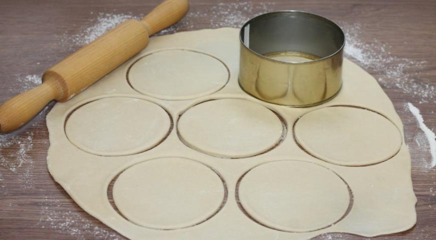 Фото приготовления рецепта: Пирожки без дрожжей с грибной начинкой, шаг №15