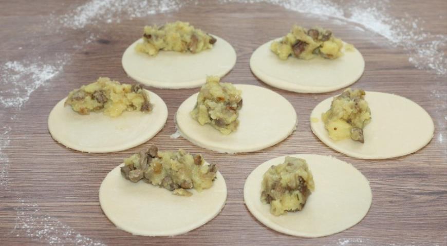Фото приготовления рецепта: Пирожки без дрожжей с грибной начинкой, шаг №16