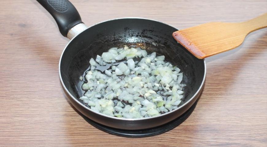 Фото приготовления рецепта: Закусочные рогалики в сырной заливке, шаг №2