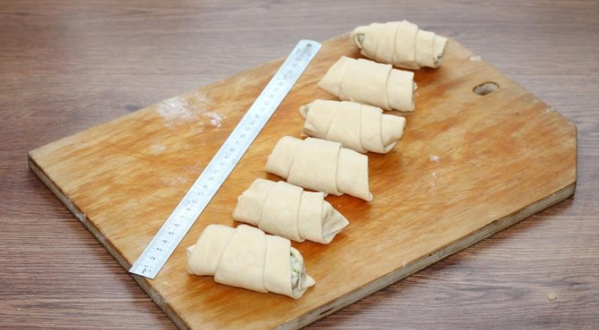Фото приготовления рецепта: Закусочные рогалики в сырной заливке, шаг №8