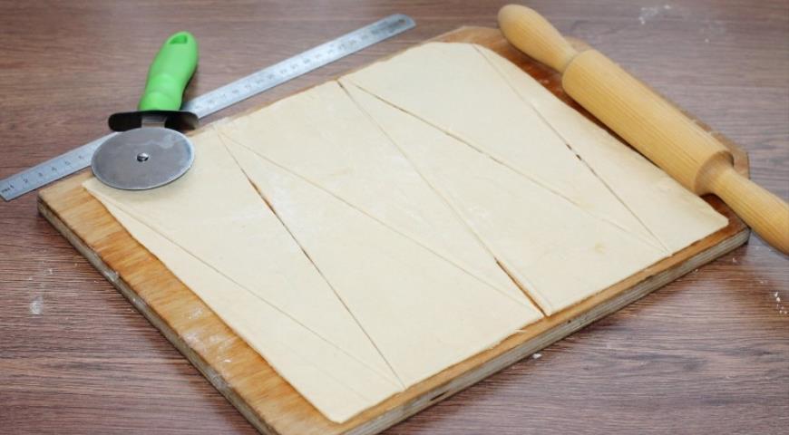 Фото приготовления рецепта: Закусочные рогалики в сырной заливке, шаг №6