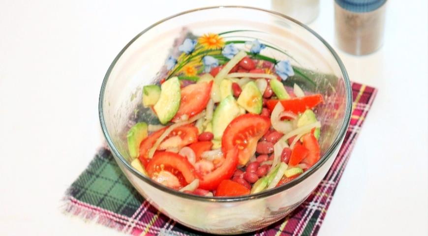 Фото приготовления рецепта: Фасолевый салат с авокадо и помидорами, шаг №6