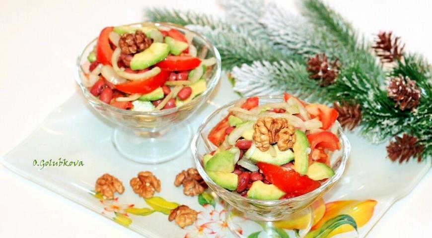 Фото приготовления рецепта: Фасолевый салат с авокадо и помидорами, шаг №7
