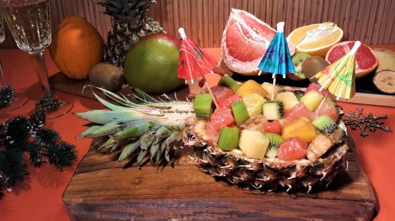 Тропические фрукты в новогоднем ананасе