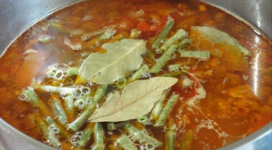 Фото приготовления рецепта: Суп с жареным фаршем и булгуром, шаг №5