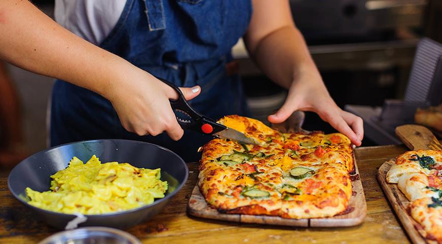 Как правильно выпекать пиццу в духовке из дрожжевого теста
