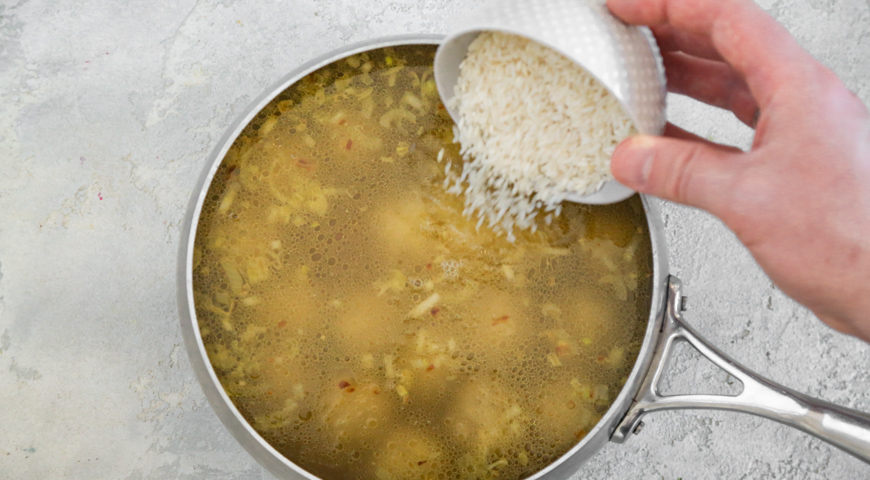 Суп с фрикадельками и рисом, добавление риса