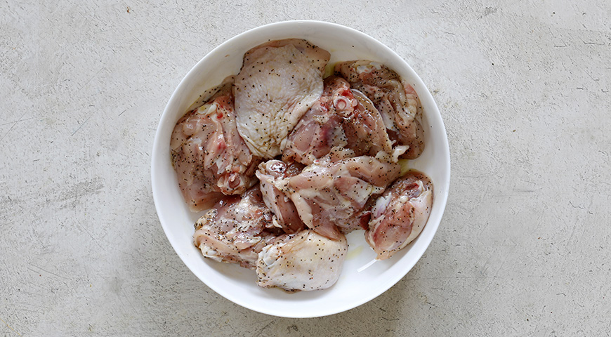Жаркое из курицы с грибами, луком и розмарином, подготовка курицы