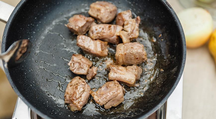 Предварительно обжаренное, затем прокрученное через мясорубку мясо придаст макаронам по-флотски особый вкус и аромат
